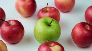 Kırmızı elmalı yeşil elma - yakın plan - beyaz arkaplan