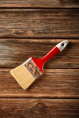 Kırmızı saplı fırça