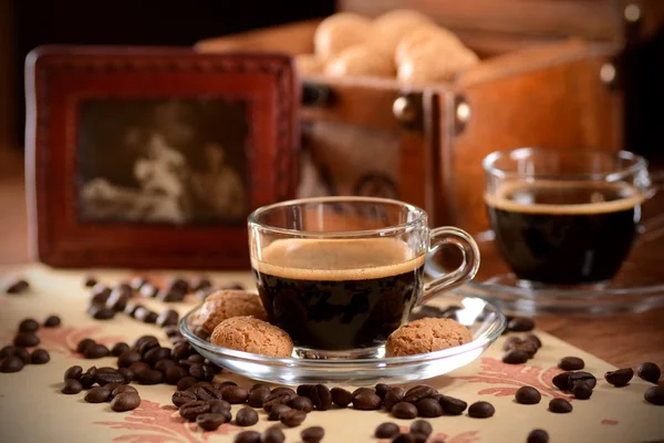 Italiaanse espresso koffie in glazen beker — Stockfoto