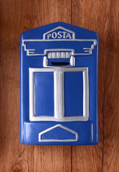Caixa de correio azul na parede — Fotografia de Stock