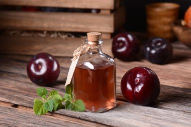 Erik suyu küçük şişe içinde