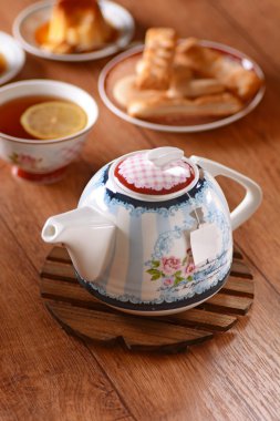 Masadaki çaydanlık.