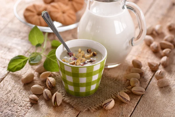 Pistachio yogurt with fruit around — Stock Photo, Image