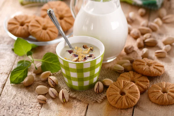 Pistachio yogurt with fruit around — Stock Photo, Image