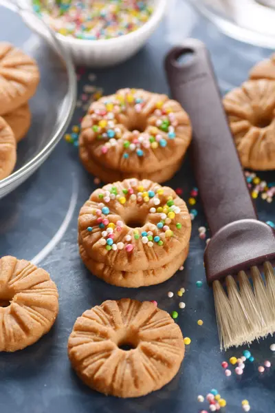 Galletas decoradas con granos de azúcar — Foto de Stock