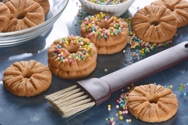 Kekse mit Zuckerperlen verziert — Stockfoto