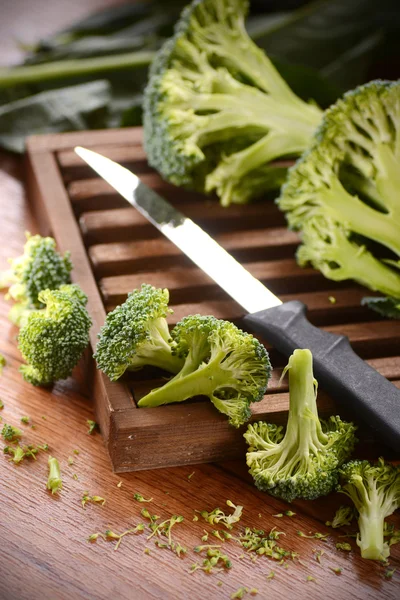 Groene broccoli op snijplank — Stockfoto