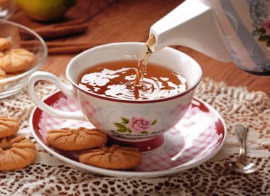 çay fincan içine dökün