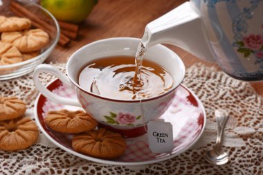 çay fincan içine dökün