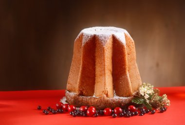 Pandoro kırmızı masada