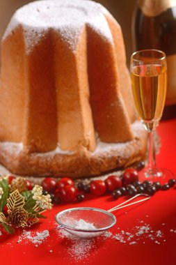 Pandoro kırmızı masada