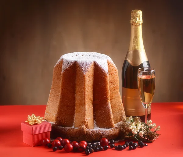 Pandoro sul tavolo rosso — Foto Stock