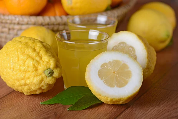 Bebida con jugo de citrón — Foto de Stock