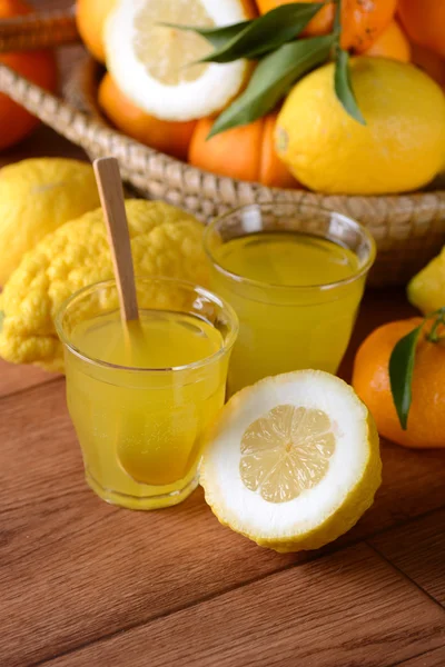 Trinken mit Zitronensaft — Stockfoto