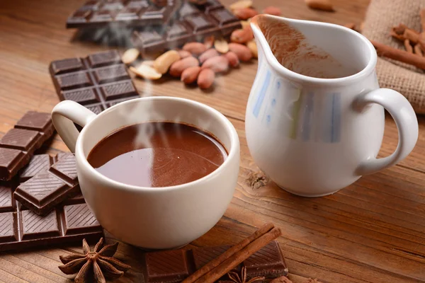 Chocolate quente na mesa — Fotografia de Stock