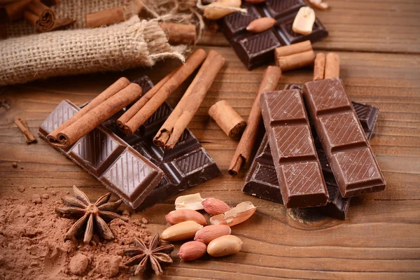 Csokoládé, fahéj, mogyoró — Stock Fotó