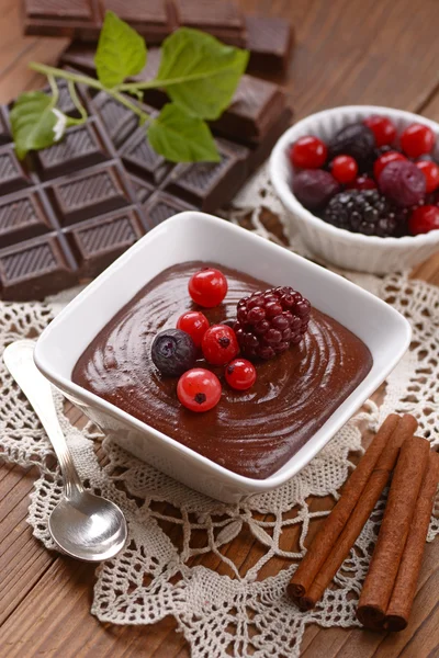Mousse de chocolate na tigela — Fotografia de Stock