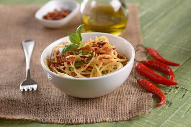 Spagetti sarımsak ve biber ile