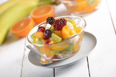 kabın içinde meyve salatası