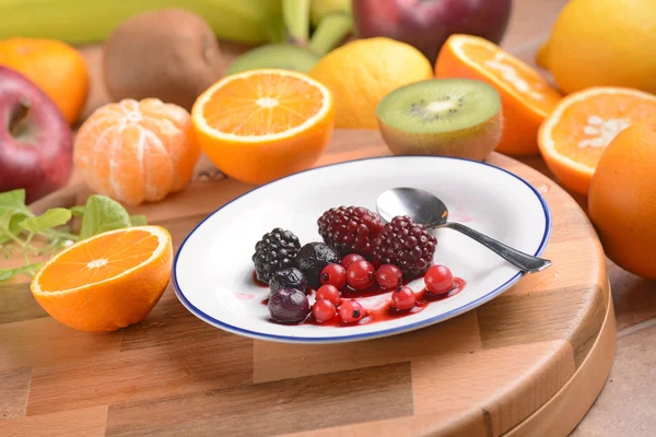 Fruta blanda en plato blanco — Foto de Stock