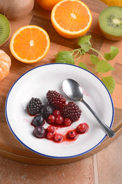 Fruta blanda en plato blanco — Foto de Stock