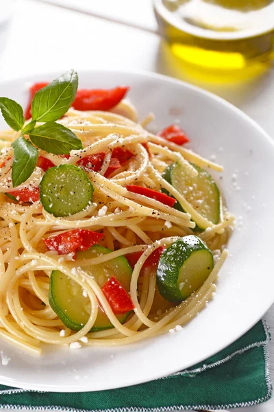 Spaghetti with vegetables — Stock Photo, Image