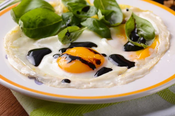 Oeufs frits avec des feuilles de basilic — Photo