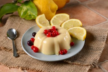 Limonlu puding ile kuş üzümü