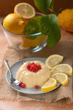Limonlu puding ile kuş üzümü