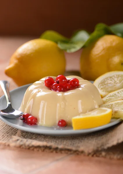 Citronový puding s rybíz — Stock fotografie