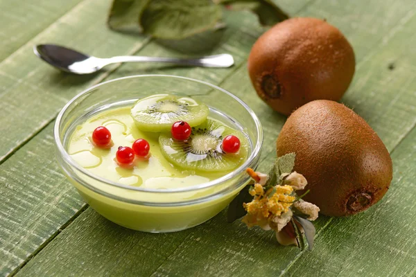 Kiwi-Dessert mit Johannisbeeren verziert — Stockfoto