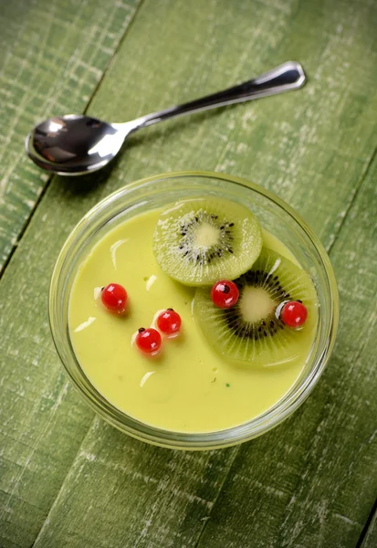 Kiwi dessert decorated with currants — Stock Photo, Image