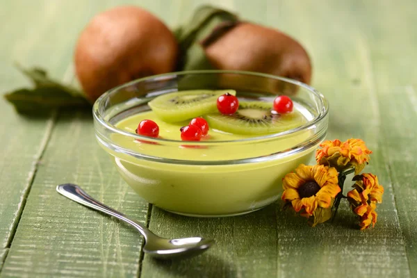 Kiwi dessert decorated with currants — Stock Photo, Image
