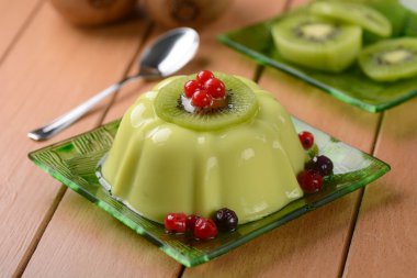 kuş üzümü ile Kivi puding