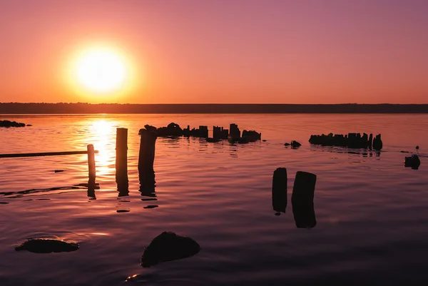 Paisaje con puesta de sol sobre el lago —  Fotos de Stock