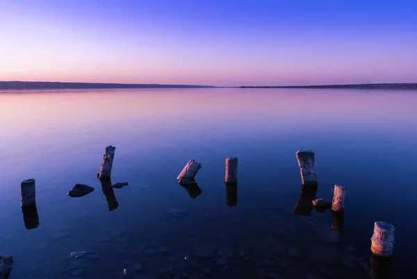 Landskap med solnedgång över sjön — Stockfoto