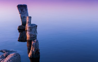 landschap met zonsondergang over meer
