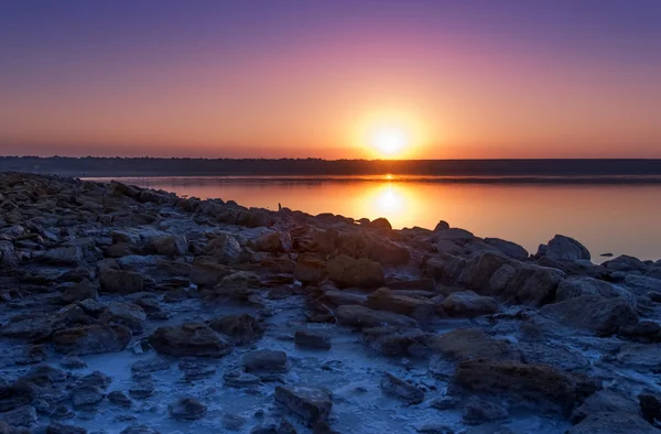Landskap med solnedgång över sjön — Stockfoto