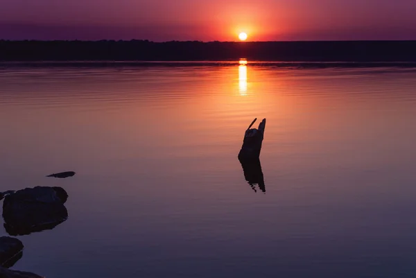 Paisaje con puesta de sol sobre el lago —  Fotos de Stock