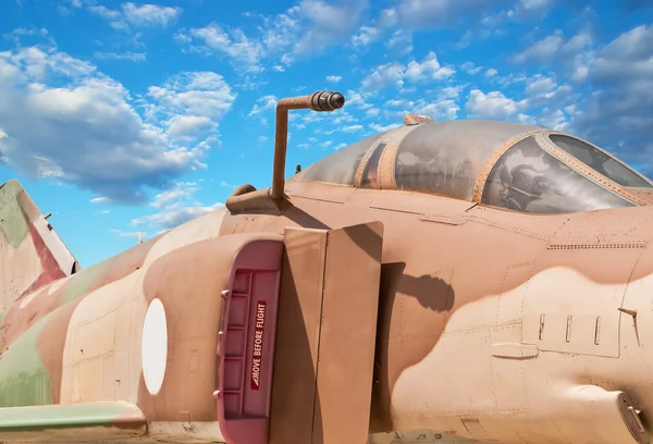 Fighter kabinen med blå himmel — Stockfoto
