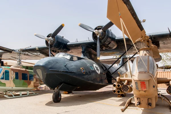 Bell Huei AH-1G Cobra  helicopter end PBY Catalina aircraft — Stock Photo, Image