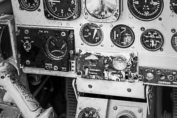 Altes Gerät im Cockpit des Piloten — Stockfoto