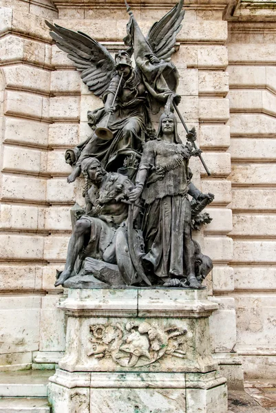 BUDAPEST - 12 de octubre: El imponente castillo de Buda con estatuas clásicas domina la ciudad desde su posición elevada sobre la colina del castillo, elevándose 48 metros por encima del Danubio el 12 de octubre de 2015 en Budapest —  Fotos de Stock