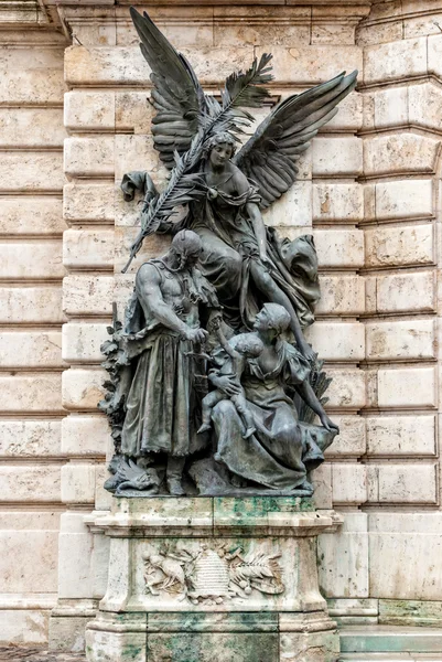 BUDAPEST - 12 de octubre: El imponente castillo de Buda con estatuas clásicas domina la ciudad desde su posición elevada sobre la colina del castillo, elevándose 48 metros por encima del Danubio el 12 de octubre de 2015 en Budapest —  Fotos de Stock