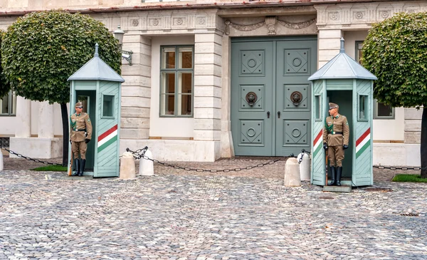 布达佩斯，匈牙利-2015 年 10 月 12 日: 礼仪守卫在总统府。他们是守在门口的桑德尔皇宫，布达佩斯总统办公室 — 图库照片