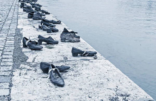 Budapest, Węgry - 12 października: Iron buty pomnik narodu żydowskiego wykonywane Ww2 w Budapeszcie na 12 października 2015 — Zdjęcie stockowe