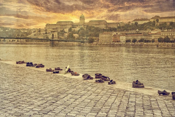 BUDAPEST, HUNGRIA - 12 de outubro: Os sapatos de ferro memorial ao povo judeu executados WW2 em Budapeste Hungria em 12 de outubro de 2015 — Fotografia de Stock