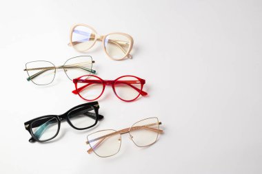 beyaz arkaplanda gözlük grubu