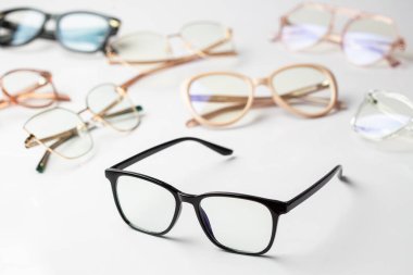 beyaz arkaplanda gözlük grubu