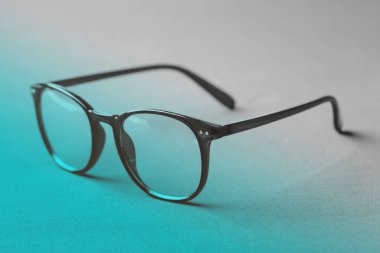 Mavi ışığı engelleyen gözlüğü kapat